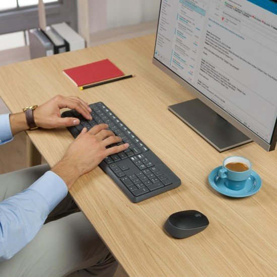 Kit Teclado e Mouse sem fio Logitech MK235, USB, Pilhas Inclusas e Layout ABNT2 Kit Teclado e Mouse sem fio Logitech MK235, USB, Pilhas Inclusas e Layout ABNT2