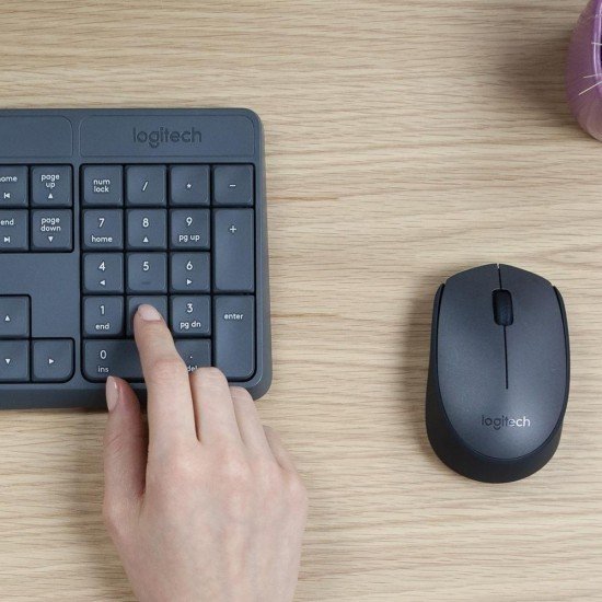 Kit Teclado e Mouse sem fio Logitech MK235, USB, Pilhas Inclusas e Layout ABNT2 Kit Teclado e Mouse sem fio Logitech MK235, USB, Pilhas Inclusas e Layout ABNT2